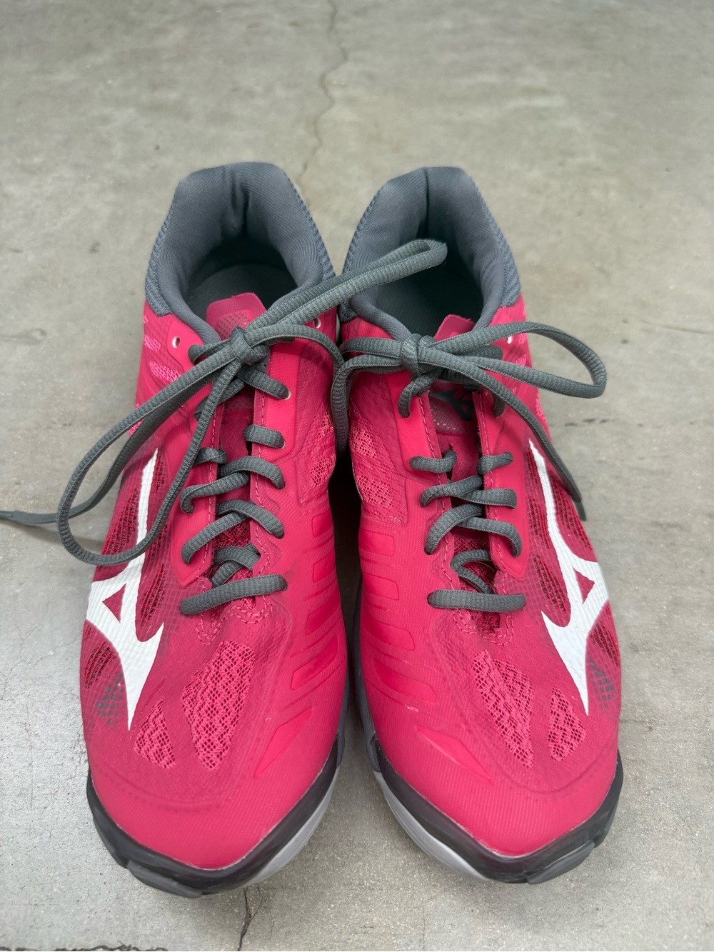 Mizuno Azalea & Charcoal Z4 Volkeyball shoe in size 40EU.